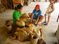 Pengrajin di Desa Banyumulek (dok.Melissa Carolina/dtraveller) Pengrajin di Desa Banyumulek (dok.Melissa Carolina/dtraveller)