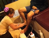 Sebelum dipijat, kaki Anda dicuci dengan butiran sabun (Ichsan/detikHot) Sebelum dipijat, kaki Anda dicuci dengan butiran sabun (Ichsan/detikHot)
