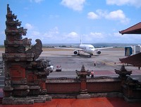 Pesawat di Bandara Internasional Ngurah Rai (bumn.go.id) Pesawat di Bandara Internasional Ngurah Rai (bumn.go.id)
