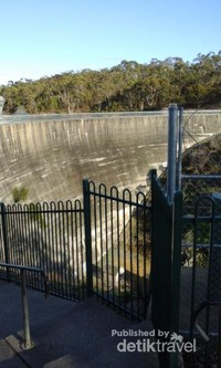 Ketika mendengar nama whispering wall yang artinya tembok berbisik, saya pikir tembok ini berhantu dan bisa mengeluarkan suara bisikan. Tetapi ternyata, yang dimaksud berbisik disini adalah, kita dapat bicara berbisik dengan orang yang berada di ujung tembok satunya yang berjarak 140 m, tanpa perlu berteriak. Ketika mendengar nama whispering wall yang artinya tembok berbisik, saya pikir tembok ini berhantu dan bisa mengeluarkan suara bisikan. Tetapi ternyata, yang dimaksud berbisik disini adalah, kita dapat bicara berbisik dengan orang yang berada di ujung tembok satunya yang berjarak 140 m, tanpa perlu berteriak.