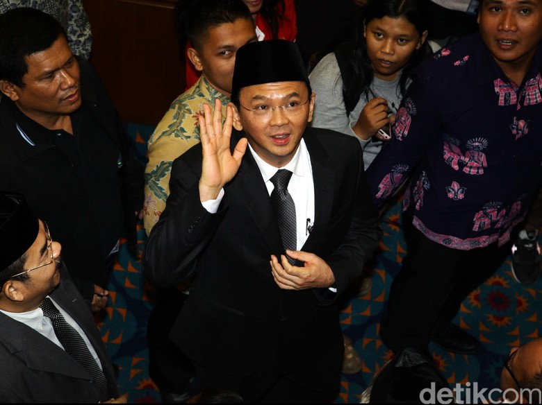 Bawa Kue dan Nasi Tumpeng, Pendukung Ahok Berdatangan ke Mako Brimob Bawa Kue dan Nasi Tumpeng, Pendukung Ahok Berdatangan ke Mako Brimob