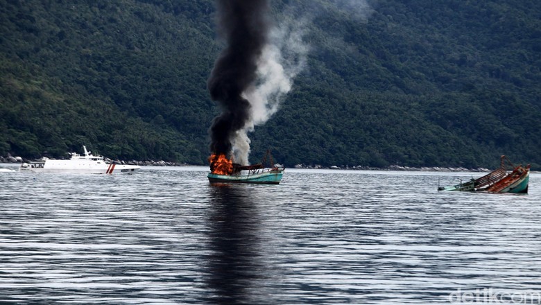 KKP Tangkap 42 Kapal Pencuri Ikan Hingga Akhir Maret KKP Tangkap 42 Kapal Pencuri Ikan Hingga Akhir Maret
