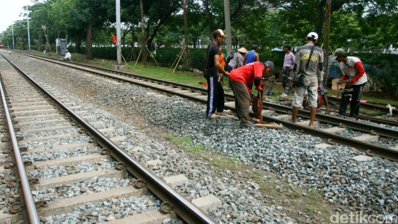 Kereta Kencang JKT-SBY Bisa Jadi Solusi Lonjakan Penumpang Pesawat Kereta Kencang JKT-SBY Bisa Jadi Solusi Lonjakan Penumpang Pesawat