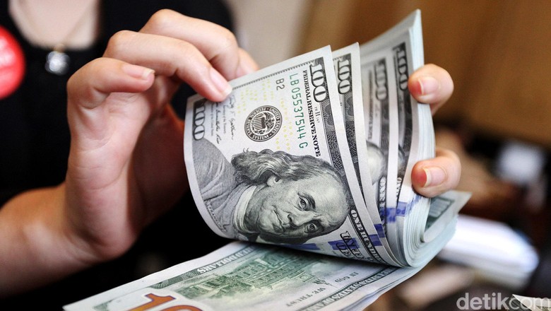 Penampakan Anjloknya Dolar AS, dari Rp 13.400 ke Rp 13.280 Penampakan Anjloknya Dolar AS, dari Rp 13.400 ke Rp 13.280