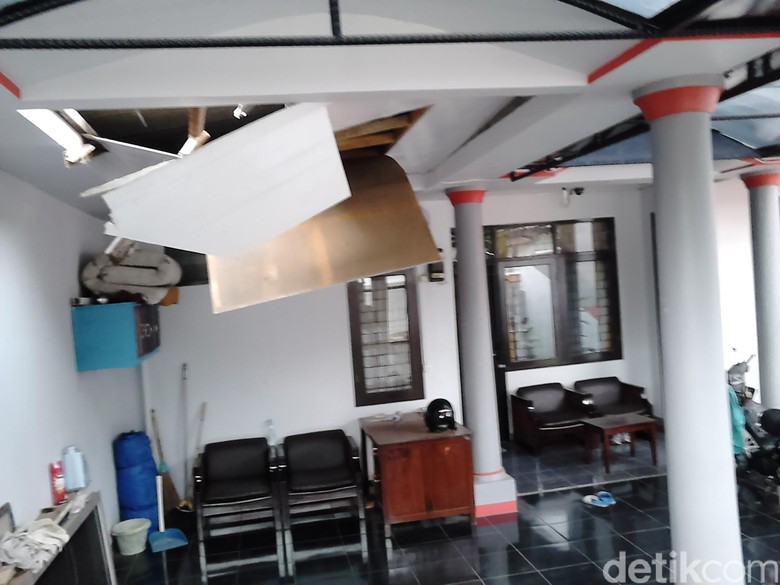 WN China Rusak Genteng Saat Digerebek, Staf Jaksa Ini Minta Ganti Rugi WN China Rusak Genteng Saat Digerebek, Staf Jaksa Ini Minta Ganti Rugi