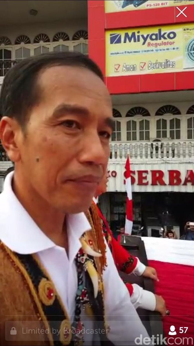 Presiden Jokowi Pakai Baju Adat dan Disambut Sultan 