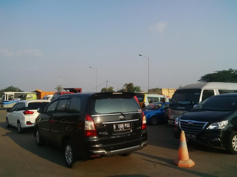 Taksi-Ojek Online Marak Karena Pemerintah Gagal Sediakan Transportasi Publik Taksi-Ojek Online Marak Karena Pemerintah Gagal Sediakan Transportasi Publik