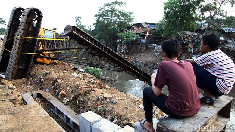 Ahok Minta Cek Kasus Crane Roboh di Kampung Pulo