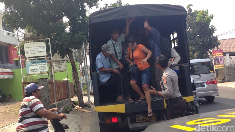 Penumpang yang Telantar Akibat Demo Angkot di Bogor Diangkut Truk Polisi Penumpang yang Telantar Akibat Demo Angkot di Bogor Diangkut Truk Polisi