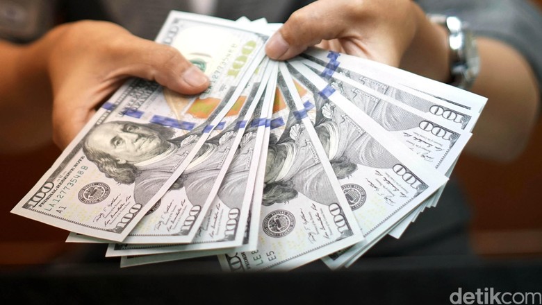 Dolar AS Sempat Turun ke Rp 13.300 Pagi Ini Dolar AS Sempat Turun ke Rp 13.300 Pagi Ini