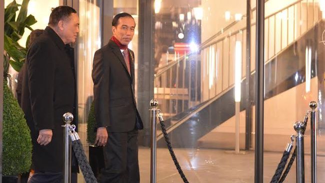 Jelang Tengah Malam, Presiden Jokowi Tiba di Paris untuk 