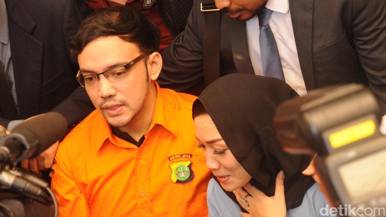 Bawakan Biskuit, Diana Janji Setia Temani Sandy Tumiwa Bawakan Biskuit, Diana Janji Setia Temani Sandy Tumiwa