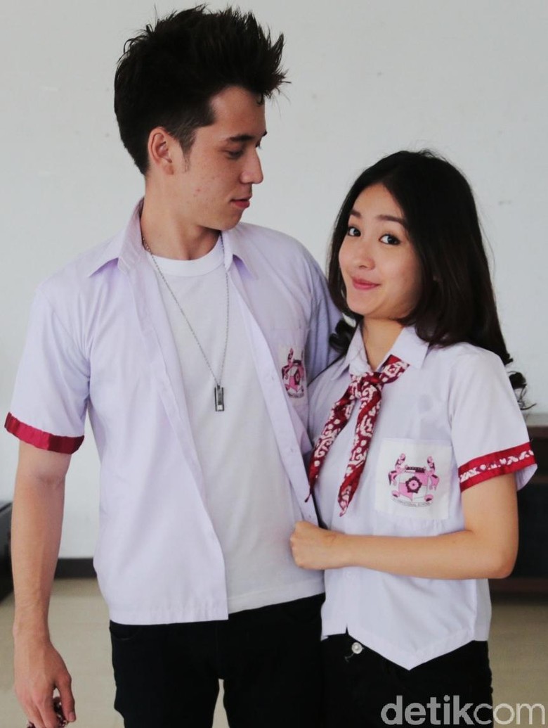 William Hadiahi Natasha Wilona Kalung Bermata William Hadiahi Natasha Wilona Kalung Bermata