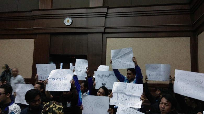 Jelang Vonis Rio Capella, Ruang Sidang Dipenuhi Ormas Pemotor Jelang Vonis Rio Capella, Ruang Sidang Dipenuhi Ormas Pemotor