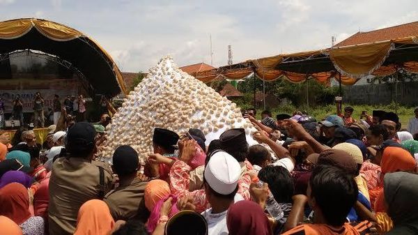 5.000 Layah dan Rebutan Tumpeng Onde-onde Raksasa 