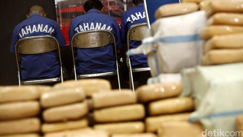 Akibat Miliki Ganja, Pria di Bekasi Nikahi Kekasihnya di Sel Polres Akibat Miliki Ganja, Pria di Bekasi Nikahi Kekasihnya di Sel Polres