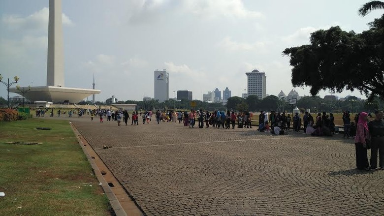 Liburan Tahun Baru, Wisatawan di Monas Menyemut Liburan Tahun Baru, Wisatawan di Monas Menyemut