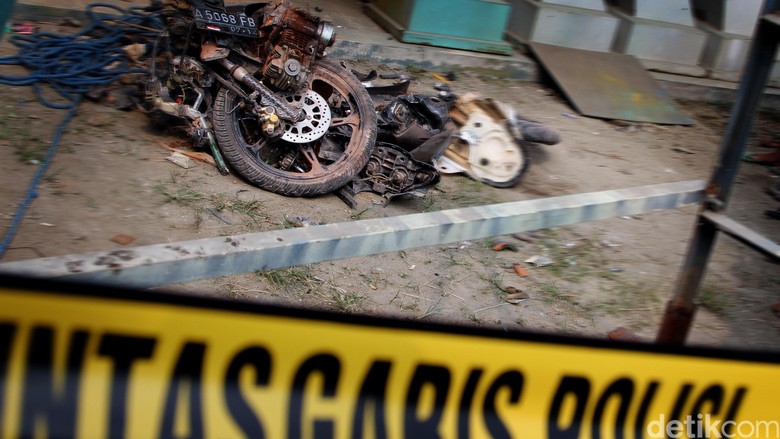 Akibat Digoda Cewek Seksi, Motor dan Mobil Ini Tabrakkan Akibat Digoda Cewek Seksi, Motor dan Mobil Ini Tabrakkan