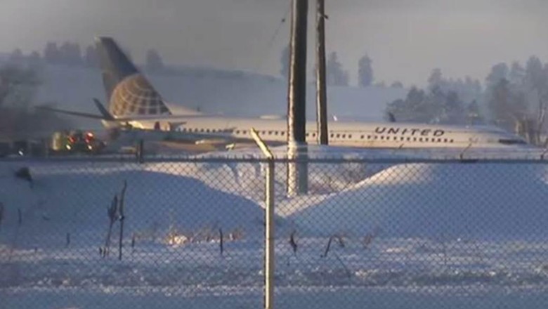 Pesawat United Terjerembab ke Tumpukan Salju di Bandara Washington Pesawat United Terjerembab ke Tumpukan Salju di Bandara Washington