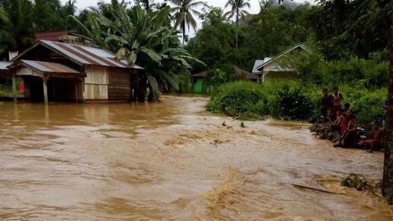 Cuaca Ekstrem Sebabkan Banjir dan Longsor di Maluku Utara Cuaca Ekstrem Sebabkan Banjir dan Longsor di Maluku Utara