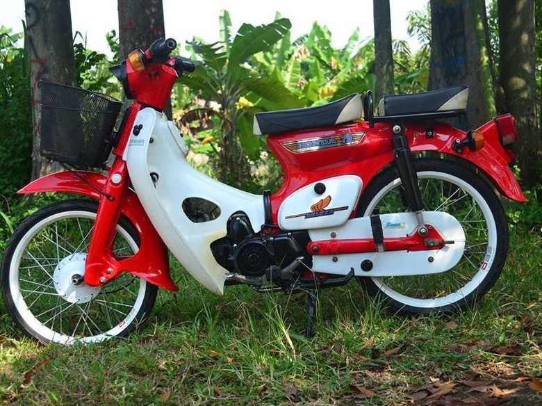 Si Mawar Merah, Honda C700 yang Romantis