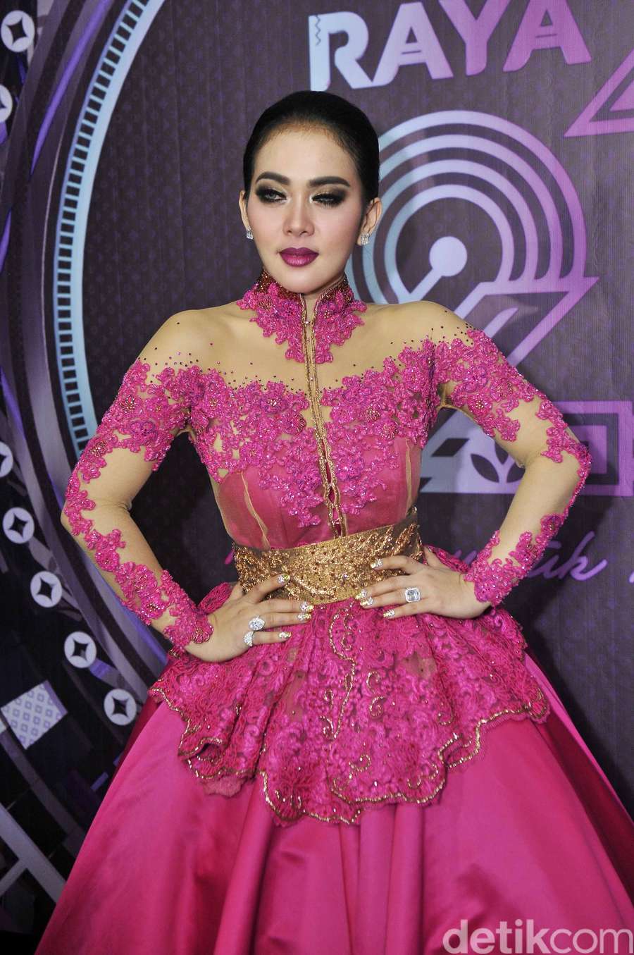 Bergaun Kebaya Pink, Syahrini Cetar Seperti Princess