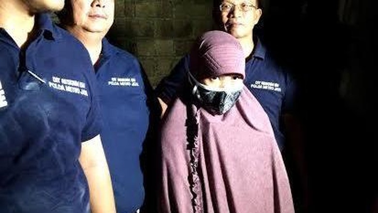 Istri Teroris Ali Tak Percaya Suaminya Terlibat ISIS dan Rakit Bom Istri Teroris Ali Tak Percaya Suaminya Terlibat ISIS dan Rakit Bom