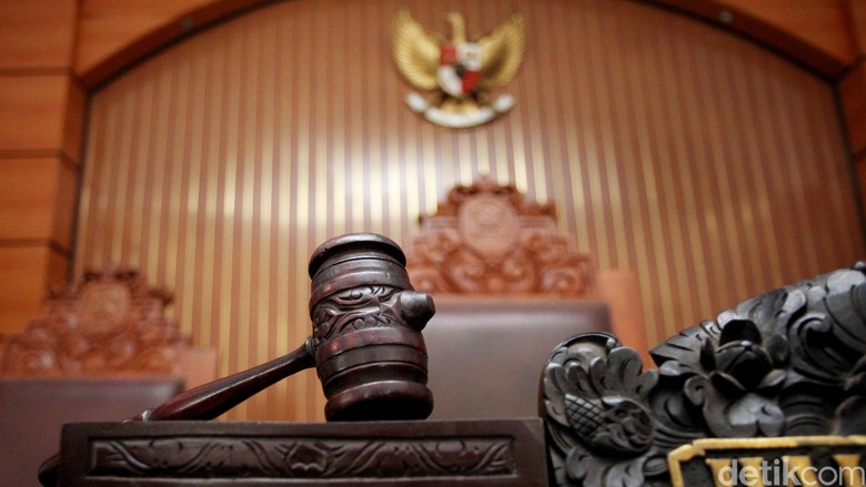 Pasutri Pemilik Apotek yang Jual Vaksin Palsu Divonis 8 Tahun Bui Pasutri Pemilik Apotek yang Jual Vaksin Palsu Divonis 8 Tahun Bui