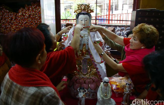 Jelang Imlek, Patung Dewa Dewi Dibersihkan