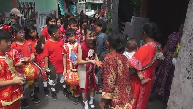 Siswa SD Bagi-bagi Angpao Berisi Abate Jelang Imlek