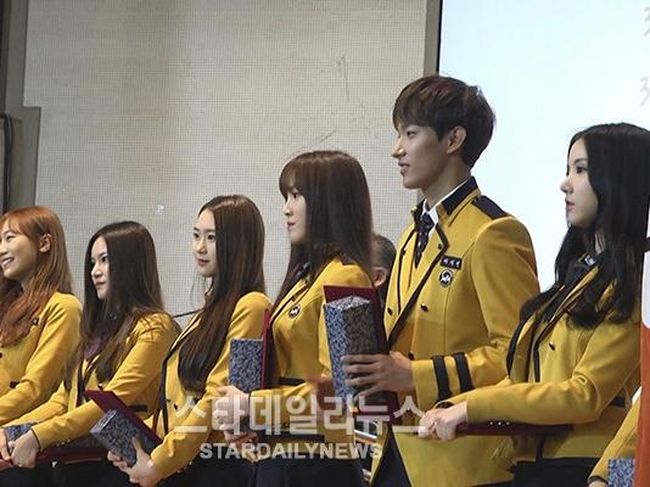 Detikhot Kpop | selamat 7 member idola kpop ini akhirnya lulus sma Detikhot Kpop | selamat 7 member idola kpop ini akhirnya lulus sma