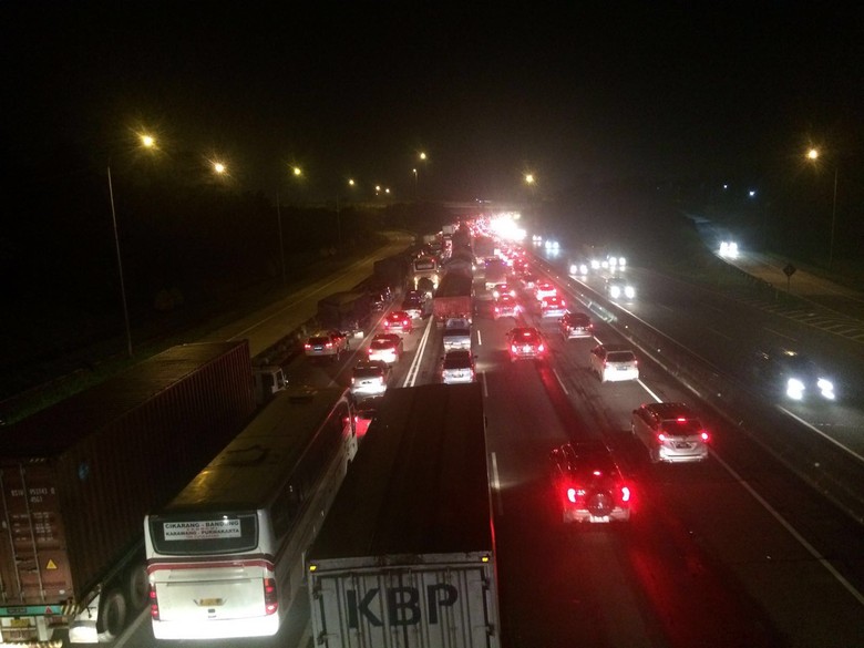 Arus Balik Idul Adha, Tol Jakarta-Cikampek Padat di KM 44 dan KM 56 Arus Balik Idul Adha, Tol Jakarta-Cikampek Padat di KM 44 dan KM 56