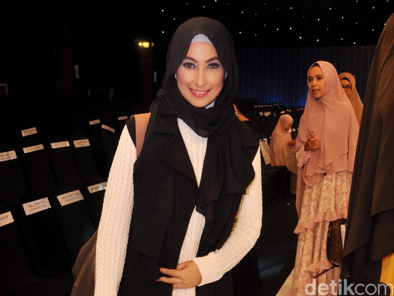 Annisa Trihapsari Berurai Air Mata Saksikan Pemakaman Sang Ayah Annisa Trihapsari Berurai Air Mata Saksikan Pemakaman Sang Ayah