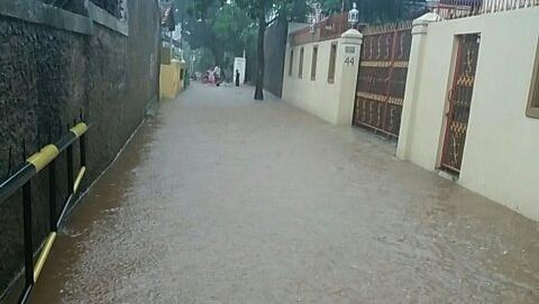 Kampung Pulo dan Sejumlah Permukiman Warga di Jakarta Terendam Air Kampung Pulo dan Sejumlah Permukiman Warga di Jakarta Terendam Air