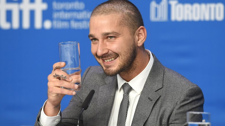 Shia LaBeouf Diam 30 Hari Demi Proyek Seni #AloneTogether Shia LaBeouf Diam 30 Hari Demi Proyek Seni #AloneTogether