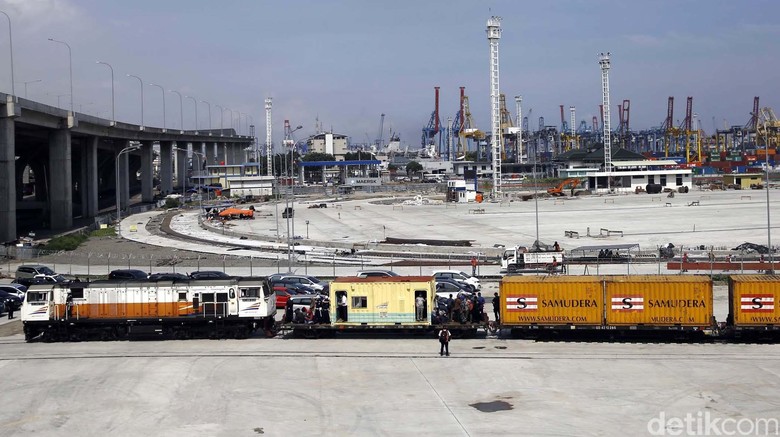 Untung Mana Angkut Barang Pakai Kereta atau Truk? Untung Mana Angkut Barang Pakai Kereta atau Truk?