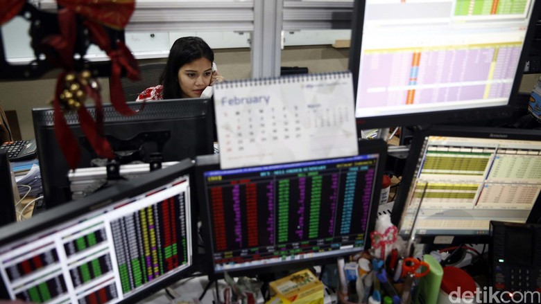 Sempat Stagnan, IHSG Jatuh ke Zona Merah. Sempat Stagnan, IHSG Jatuh ke Zona Merah.