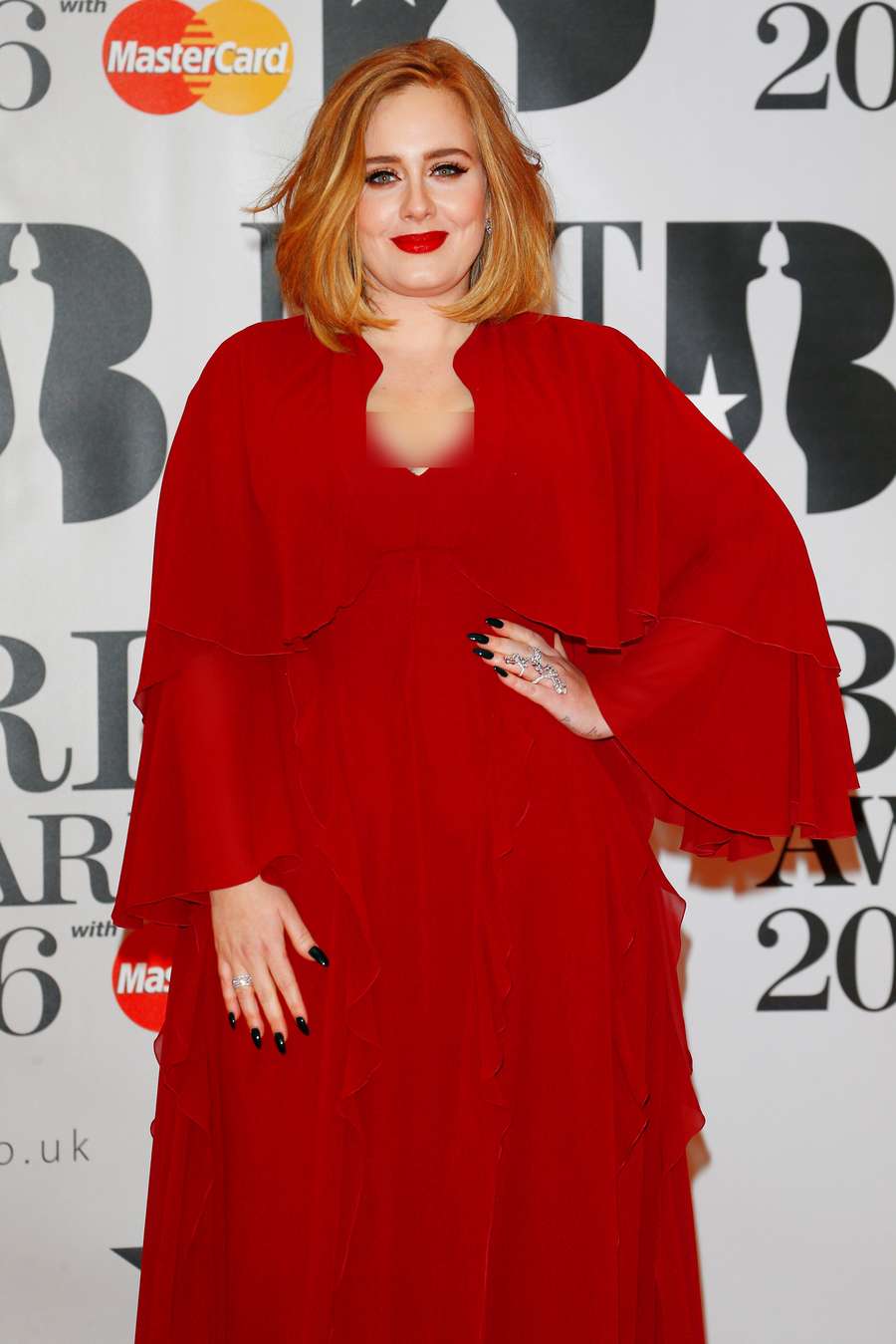 adele elegan bergaun merah di brit awards 2016 adele elegan bergaun merah di brit awards 2016