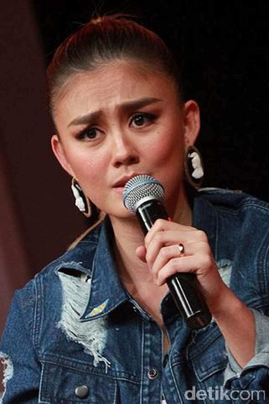 Cincin Emas di Jari Manis Agnez MO