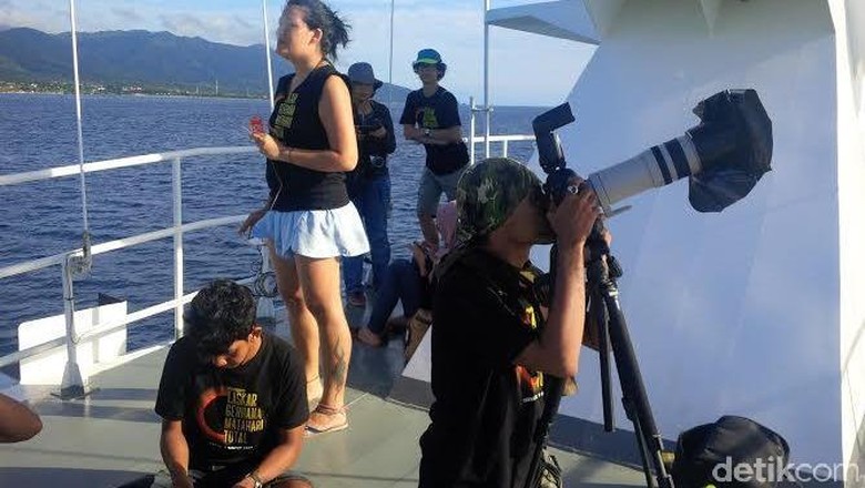 Jelang Gerhana, Para Laskar Gerhana Berkreasi Bikin Filter Film Jelang Gerhana, Para Laskar Gerhana Berkreasi Bikin Filter Film