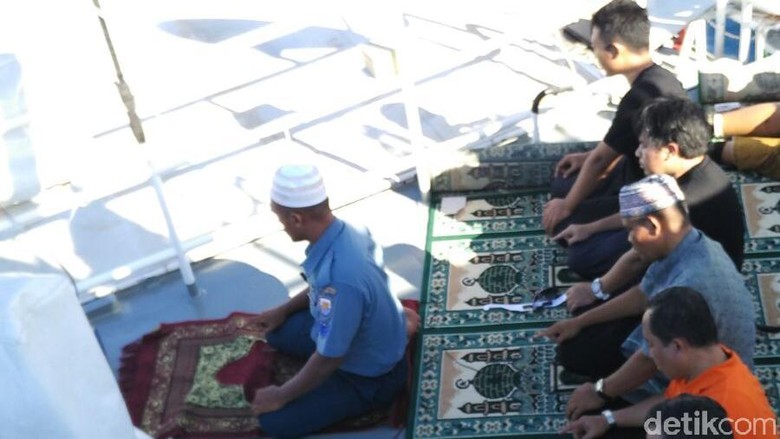 Gerhana Matahari Total Dimulai, Salat Gerhana Digelar di Kapal Bakamla Gerhana Matahari Total Dimulai, Salat Gerhana Digelar di Kapal Bakamla