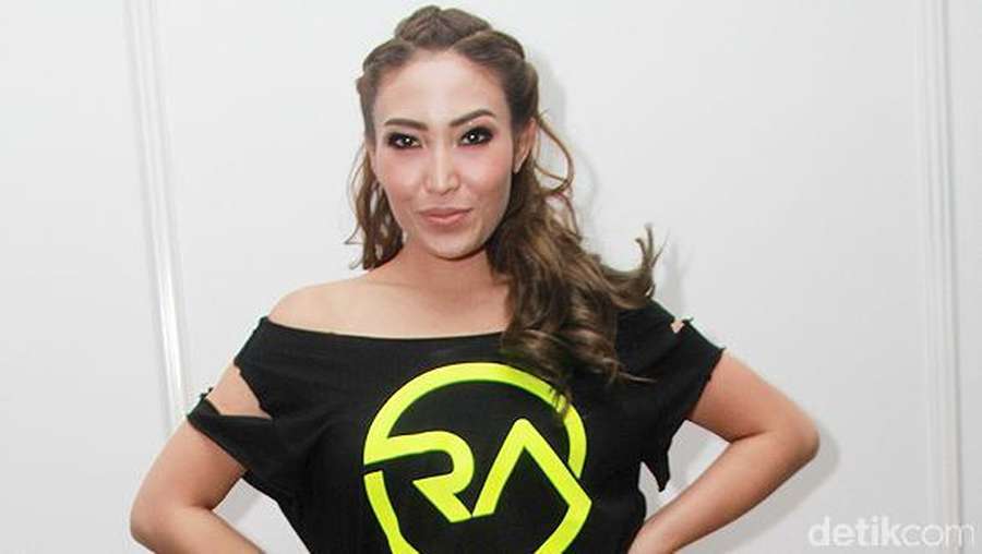 Ayu Dewi Bergaya dengan Baju Koleksi Raffi Ahmad