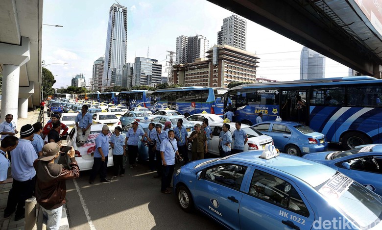Ada Demo Angkutan Umum, Saham Blue Bird Anjlok 1,56% Ada Demo Angkutan Umum, Saham Blue Bird Anjlok 1,56%