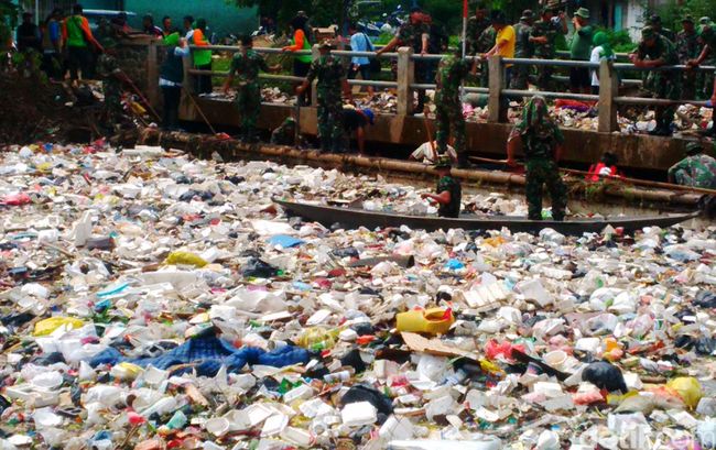Ulah Orang Indonesia yang Tuai Kritik: Buang Sampah 