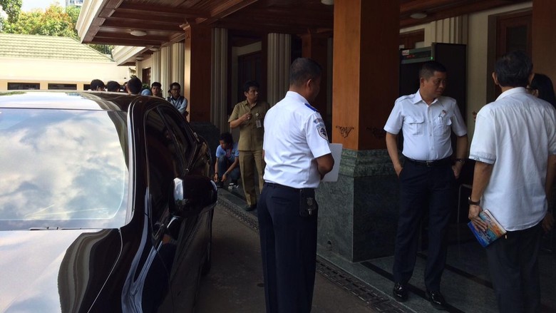 Menhub dan Menkominfo Datangi Kantor Luhut, Bahas Regulasi Taksi Online Menhub dan Menkominfo Datangi Kantor Luhut, Bahas Regulasi Taksi Online
