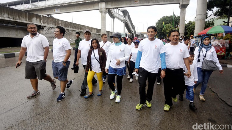 Sandiaga Uno Jalan Sehat Bersama Warga Jakut