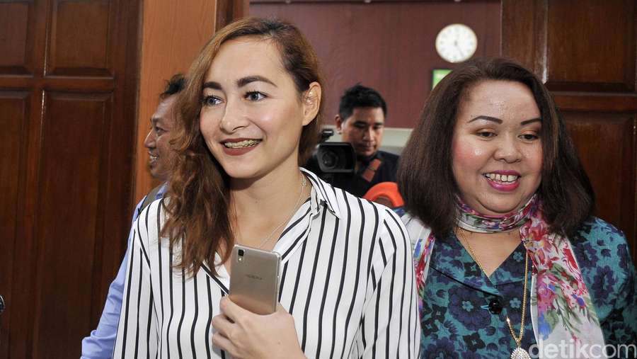 Hot Photo Highlight Zaskia Gotik Isyana Sarasvati Hingga