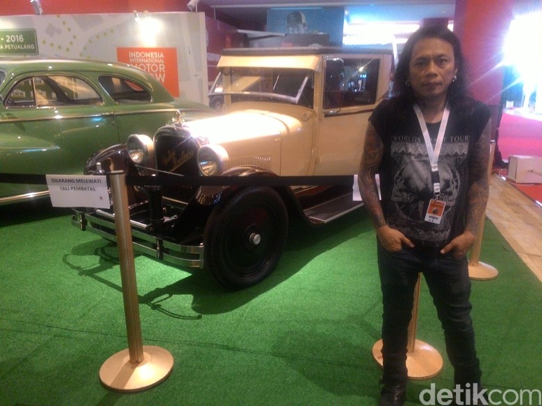 Jikun /rif Kepincut Mobil-mobil Klasik di IIMS 2016 Jikun /rif Kepincut Mobil-mobil Klasik di IIMS 2016