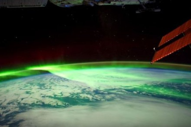 Video: Fenomena Cahaya Aurora Direkam dari Stasiun Luar Angkasa Video: Fenomena Cahaya Aurora Direkam dari Stasiun Luar Angkasa