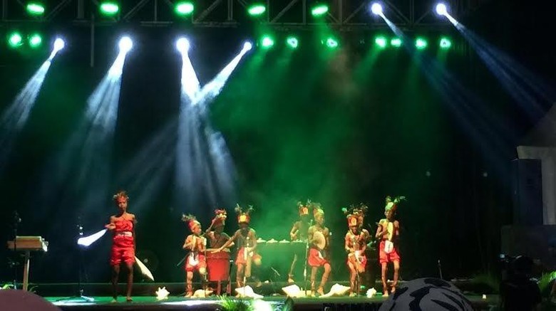  Anak-anak Pecinta Alat Musik Daerah Berkreasi di Tepi Pantai Kayu Bura